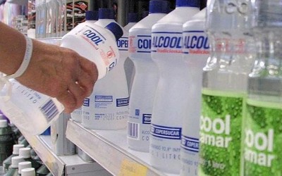 O álcool líquido 70% não será mais comercializado em farmácias e supermercados a partir do dia 30 de abril
